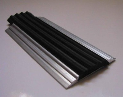 Алюминиевая полоса с резиновой вставкой 2м арт: АЛП-02 ( С отверстиями под крепеж)