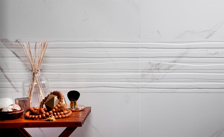 Плитка Azulev коллекция Calacatta в интерьере ванной комнаты.